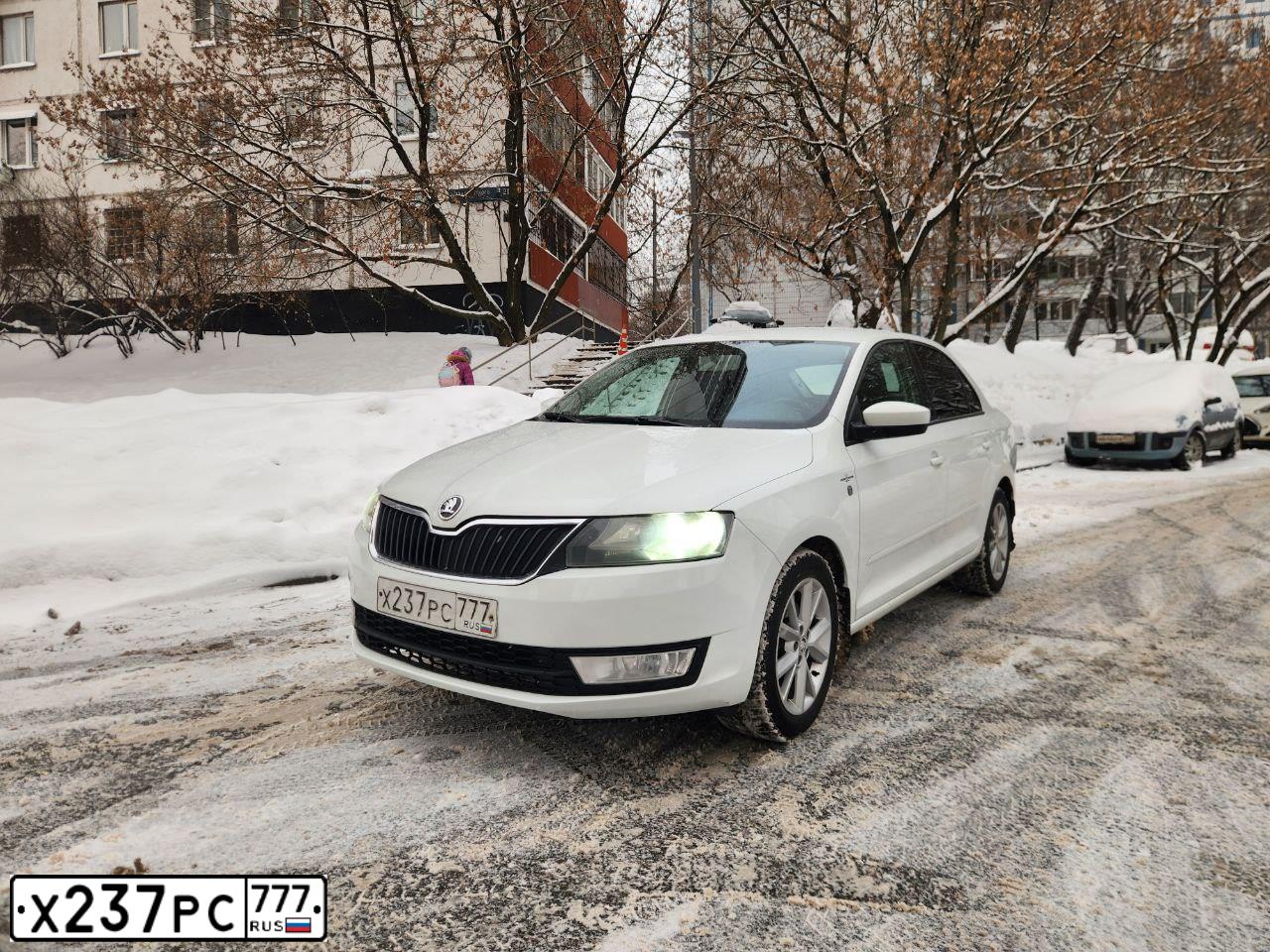 Фото автомобиля SKODA RAPID, 2015 — госномер Х237РС777. Цвет: Белый