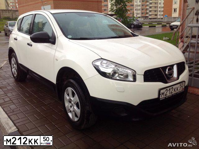 Фото автомобиля NISSAN QASHQAI, 2013 — госномер Т426ХО777. Цвет: Белый