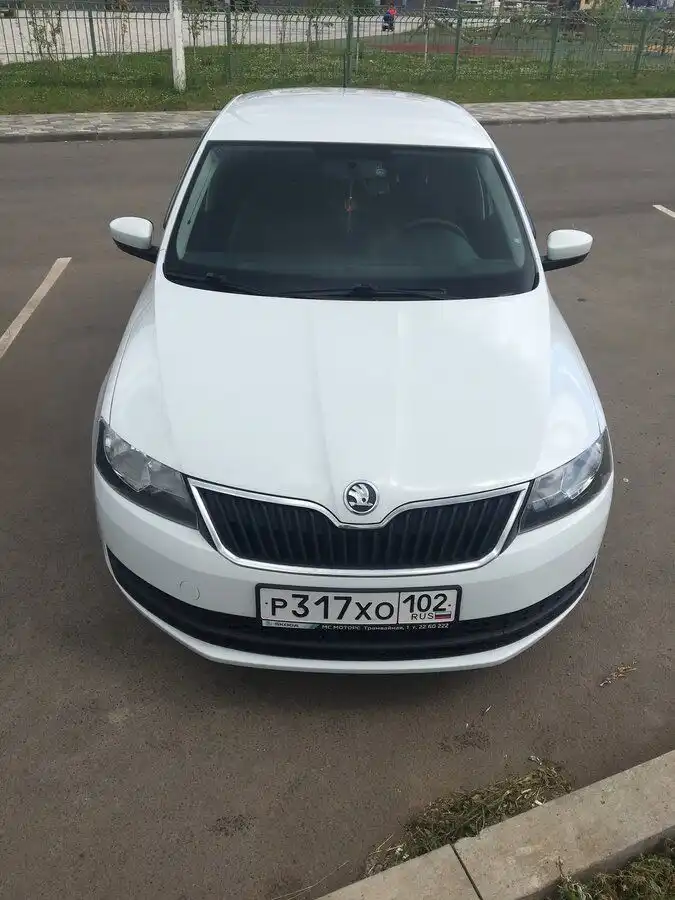 Фото автомобиля SKODA RAPID, 2014 — госномер У802УО716. Цвет: Белый