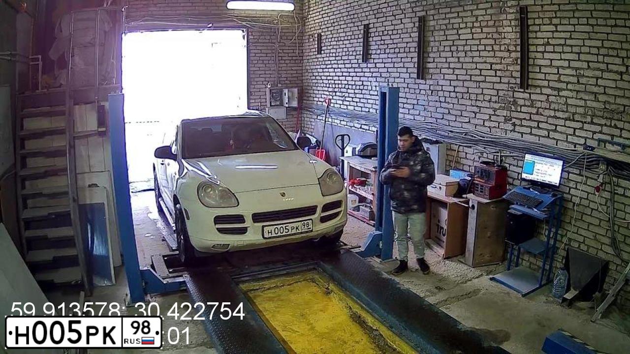 Фото автомобиля PORSCHE CAYENNE, 2005 — госномер Н585КС40. Цвет: Белый
