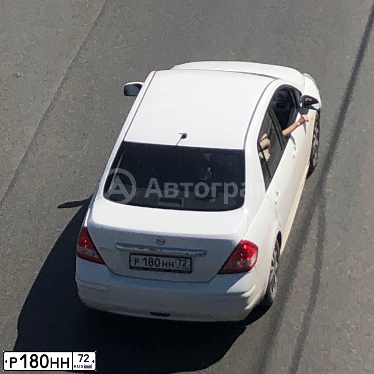 Фото автомобиля NISSAN TIIDA, 2013 — госномер Р180НН72. Цвет: Белый