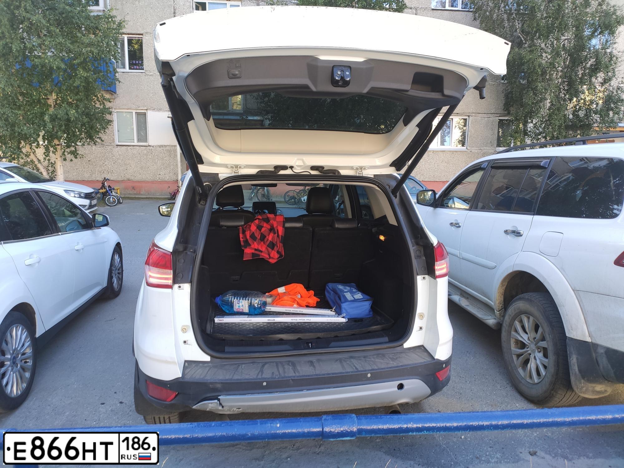 Фото автомобиля FORD KUGA, 2013 — госномер В090ТУ18. Цвет: Белый