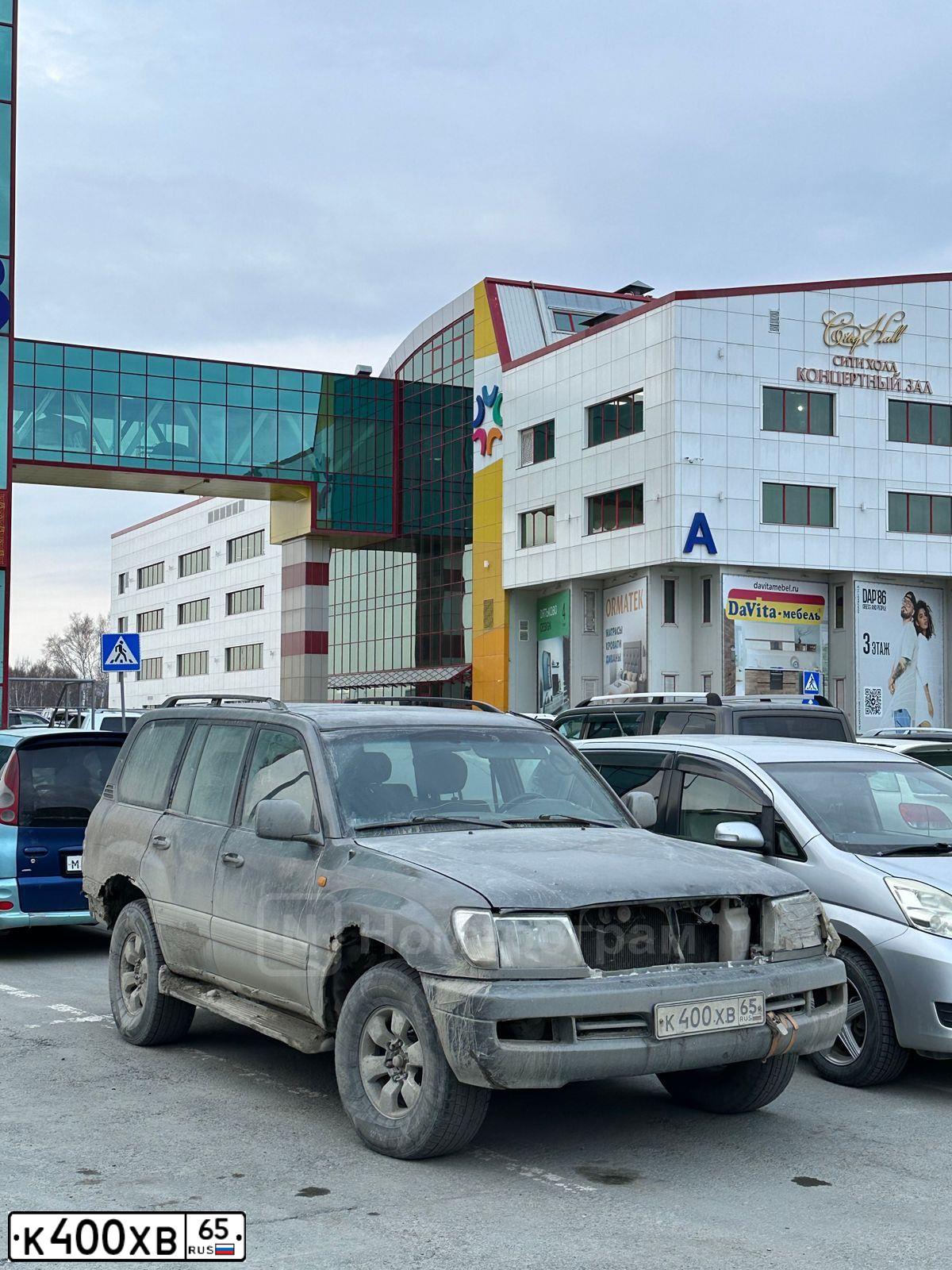 Фото автомобиля TOYOTA LANDCRUISER, 2002 — госномер К400ХВ65. Цвет: СЕРЫЙ