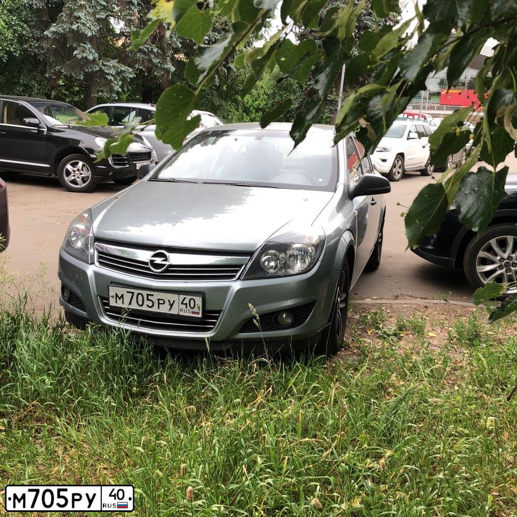 Фото автомобиля OPEL ASTRA, 2011 — госномер М705РУ40. Цвет: СЕРЫЙ