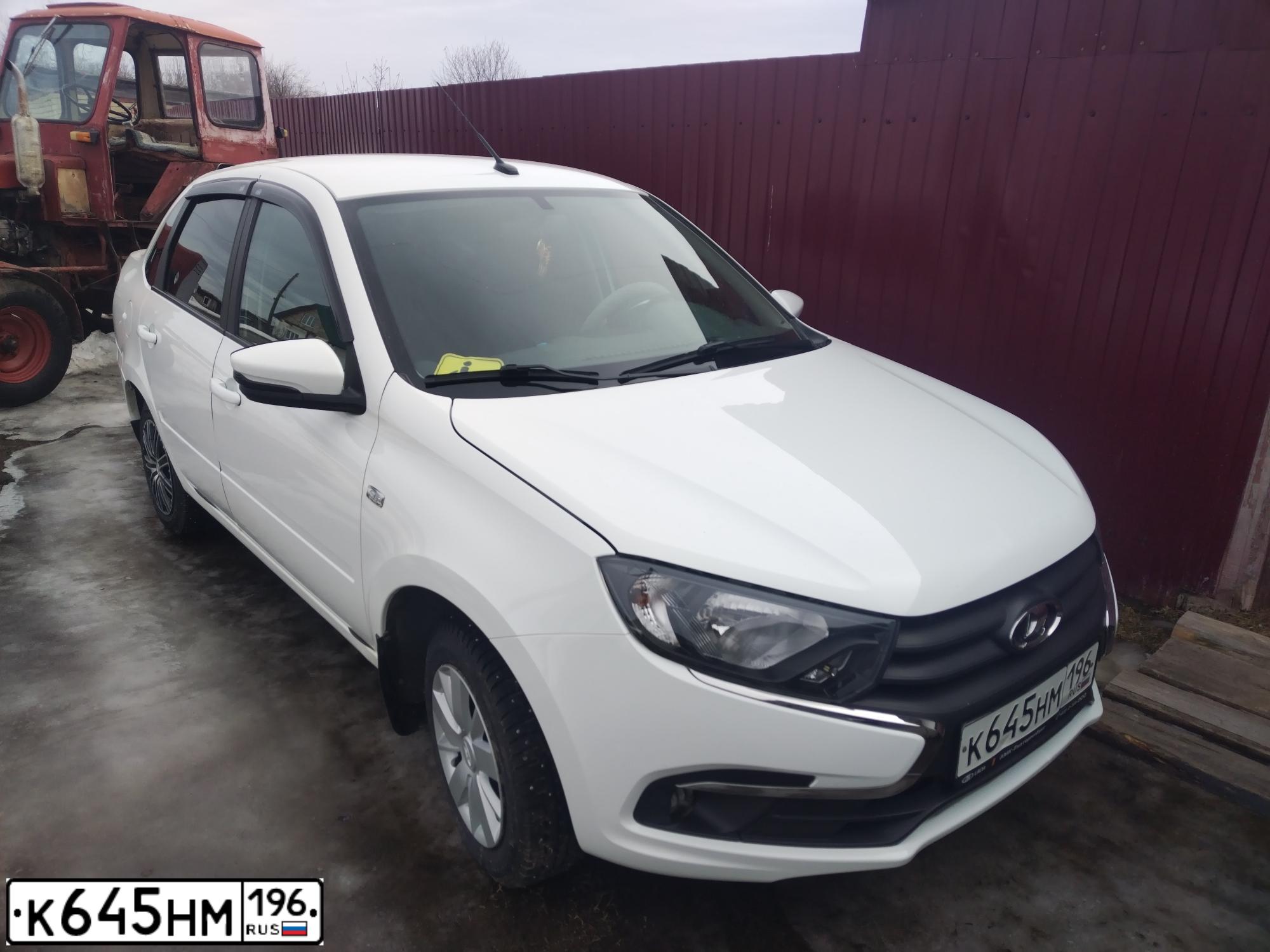 Фото автомобиля LADA 2190 GRANTA, 2018 — госномер К645НМ196. Цвет: БЕЛЫЙ
