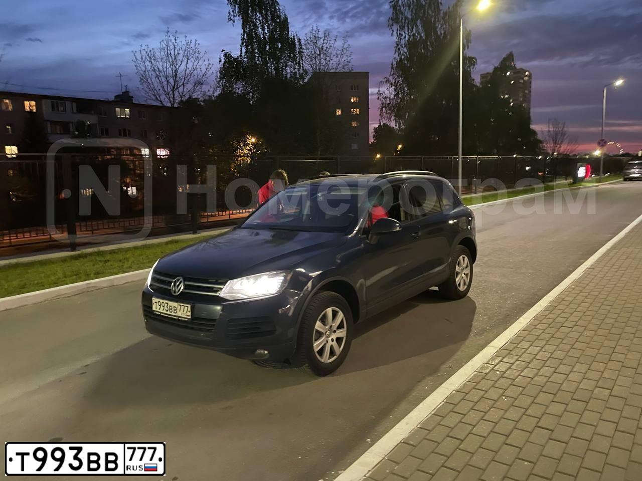Фото автомобиля VOLKSWAGEN TOUAREG, 2014 — госномер Т993ВВ777. Цвет: Темно-синий