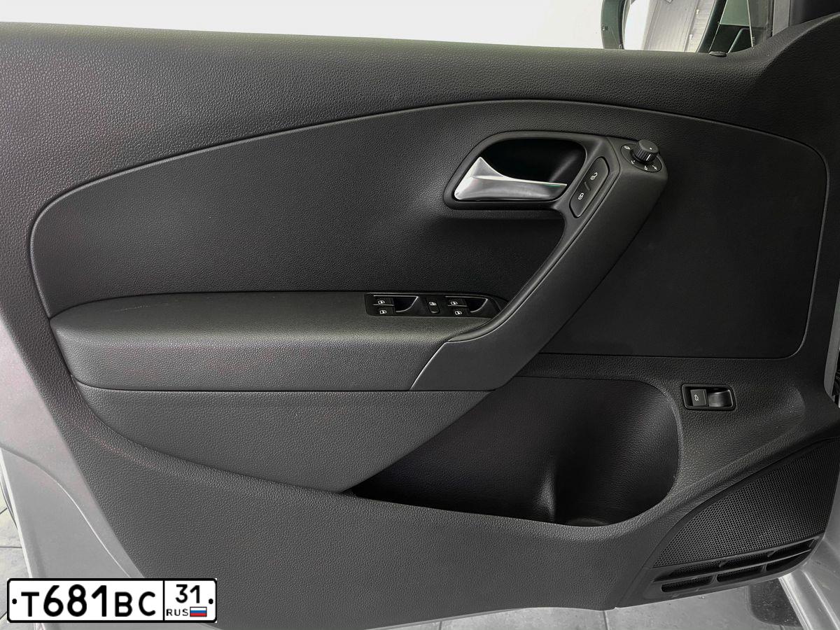 Фото автомобиля VOLKSWAGEN POLO, 2019 — госномер Т681ВС31. Цвет: (БЕЛЫЙ)СЕРЕБРИСТЫЙ