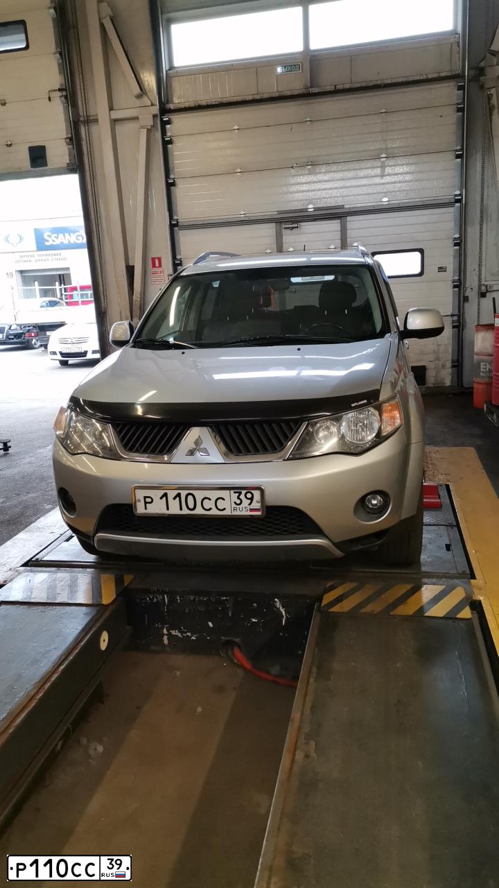 Фото автомобиля MITSUBISHI OUTLANDER, 2008 — госномер Р110СС39. Цвет: СЕРЕБРИСТЫЙ