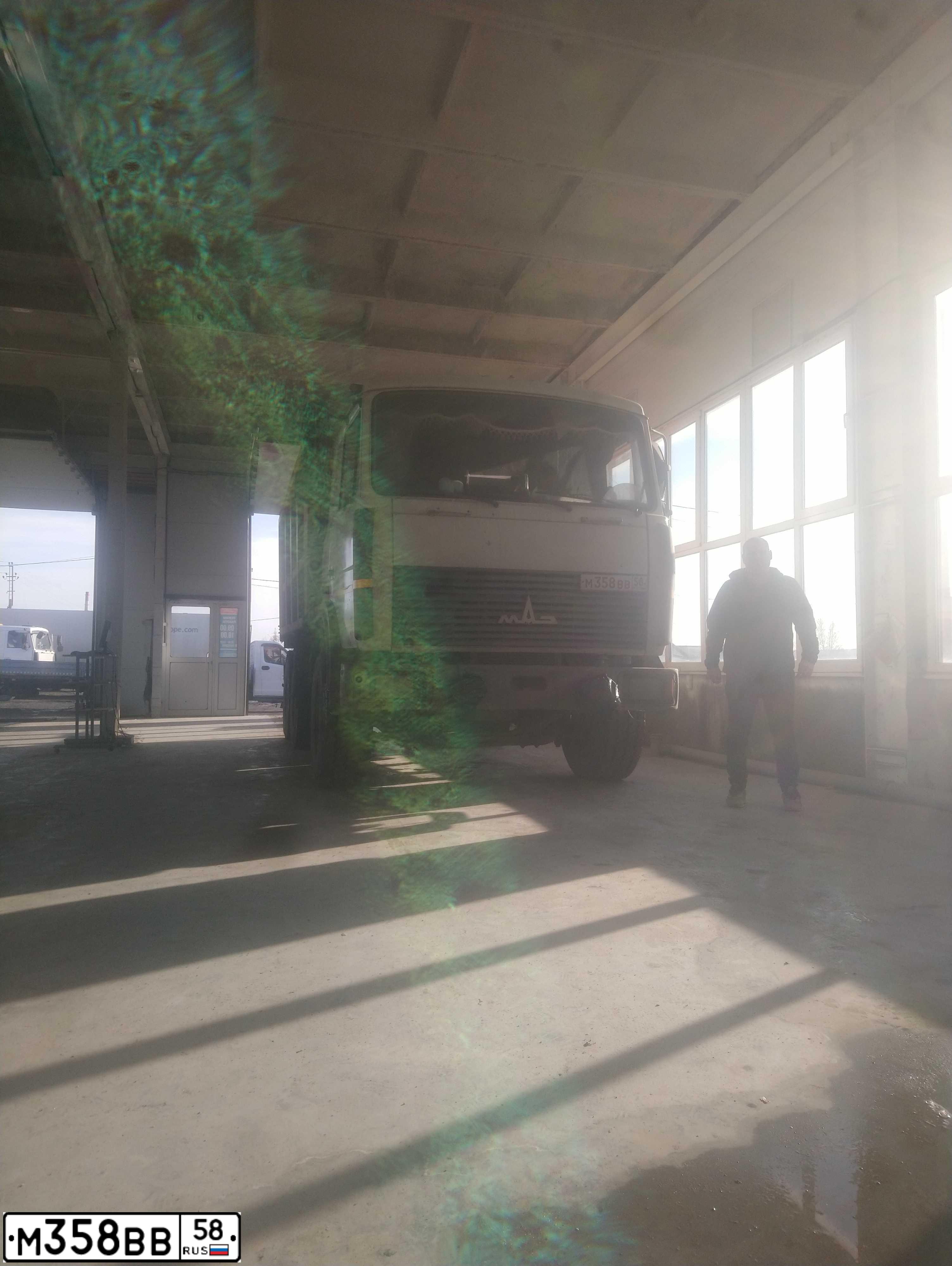 Фото автомобиля MAZ 5516 /6X4/, 2012 — госномер М358ВВ58
