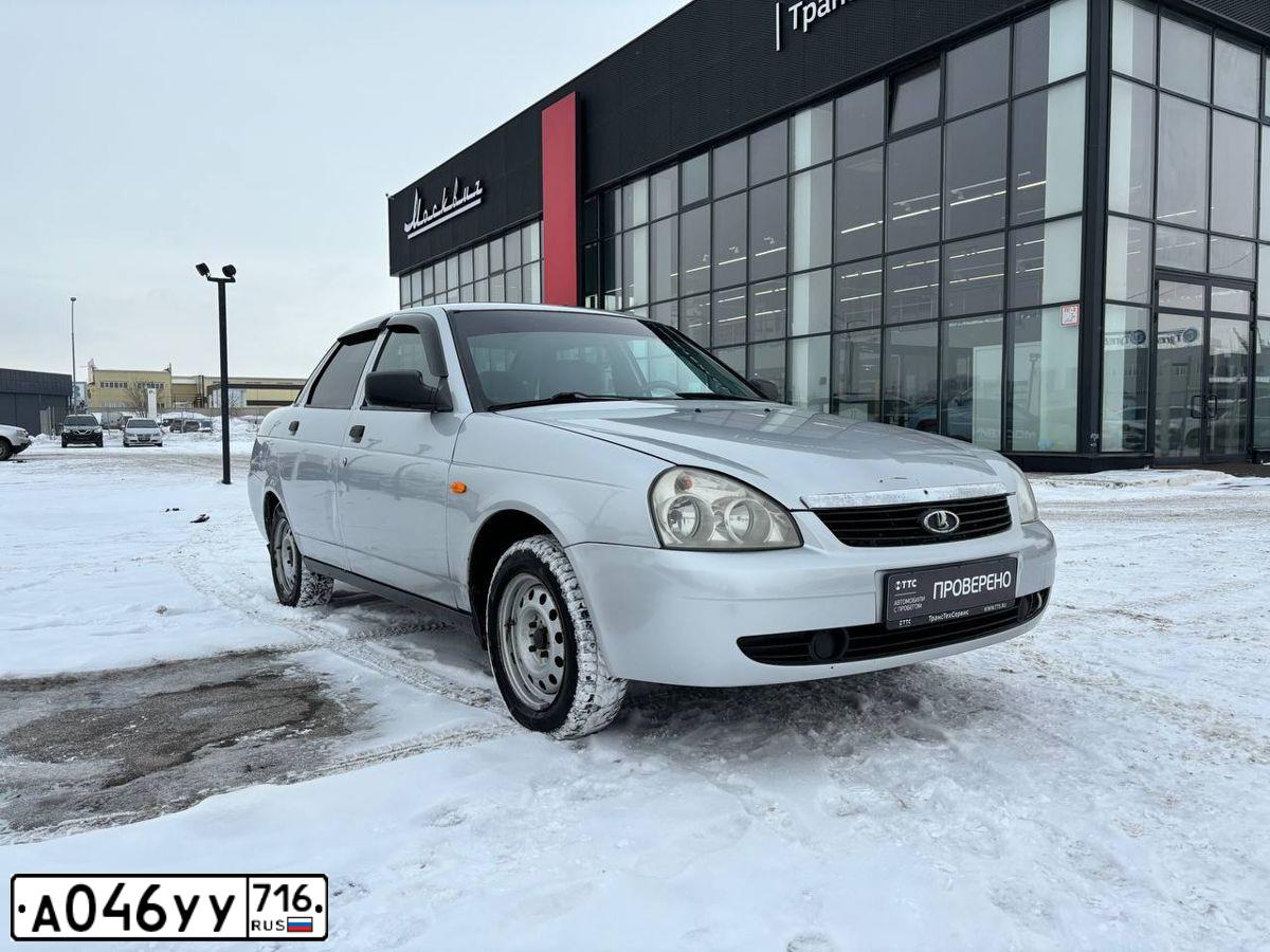 Фото автомобиля LADA PRIORA, 2011 — госномер Е218СУ18. Цвет: СВЕТЛО-СЕРЕБРИСТЫЙ МЕТАЛЛ