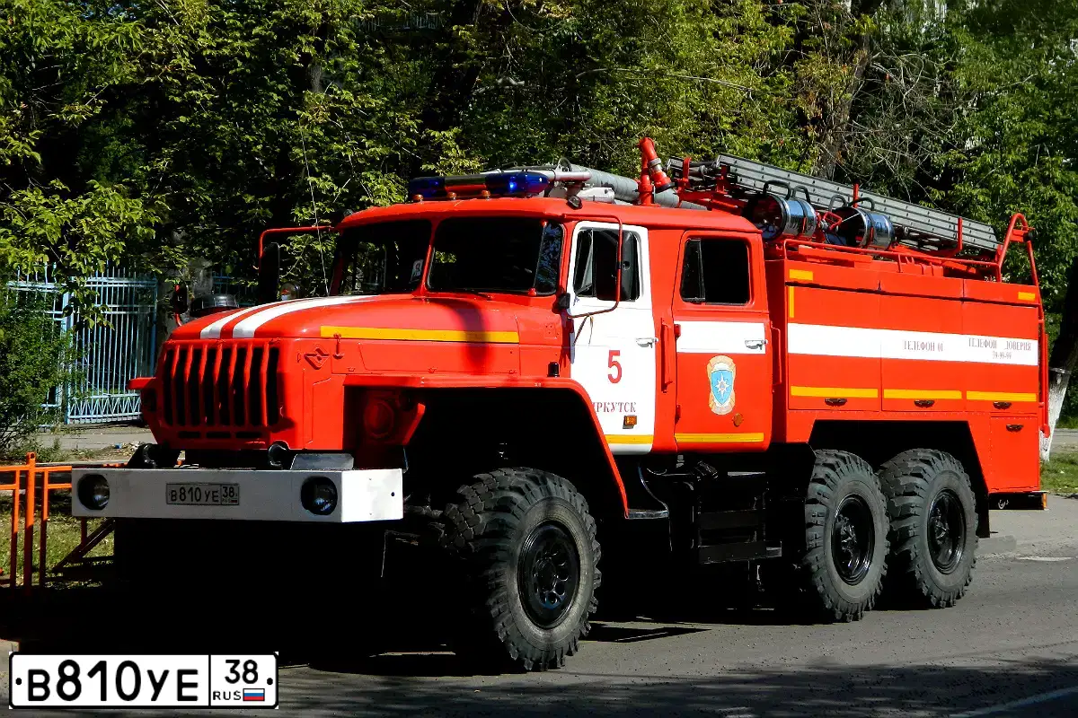 Фото автомобиля URAL L 5557 6X6, 2010 — госномер В810УЕ38. Цвет: СПЕЦОКРАСКА
