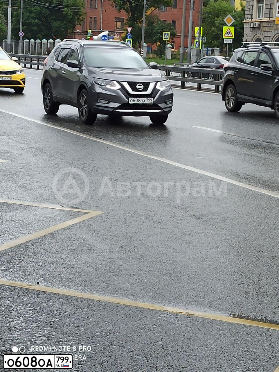Фото автомобиля NISSAN X-TRAIL, 2019 — госномер О608ОА799. Цвет: Серый