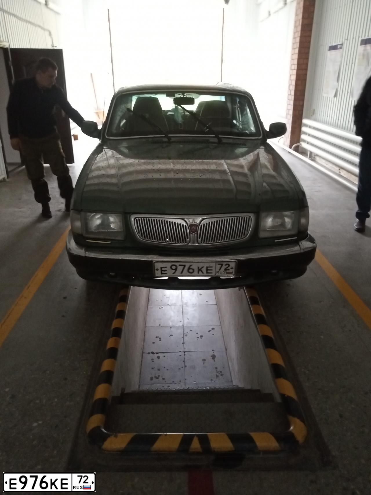 Фото автомобиля GAZ 3110 WOLGA, 2002 — госномер Е976КЕ72. Цвет: МОРАНО
