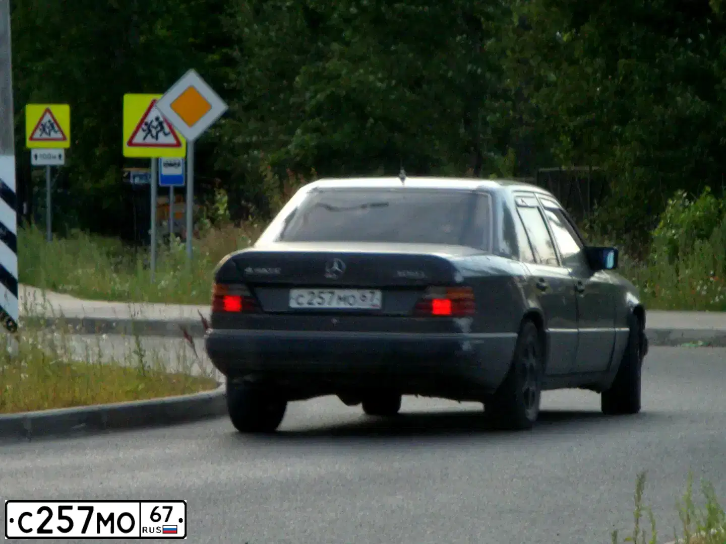 Фото автомобиля MERCEDES-BENZ E300, 1991 — госномер Х712АК250. Цвет: ЧЕРНЫЙ