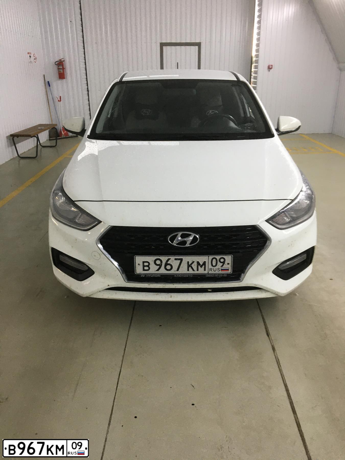 Фото автомобиля HYUNDAI SOLARIS, 2019 — госномер В967КМ09. Цвет: Белый
