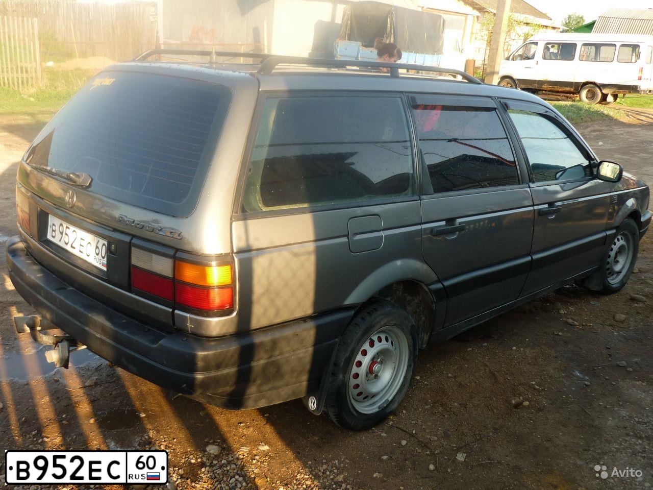 Фото автомобиля VOLKSWAGEN PASSAT, 1990 — госномер Е408ЕР53. Цвет: Серый