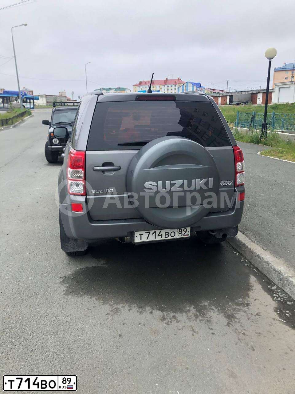 Фото автомобиля SUZUKI /GRAND/ VITARA, 2008 — госномер Т714ВО89. Цвет: СЕРЫЙ