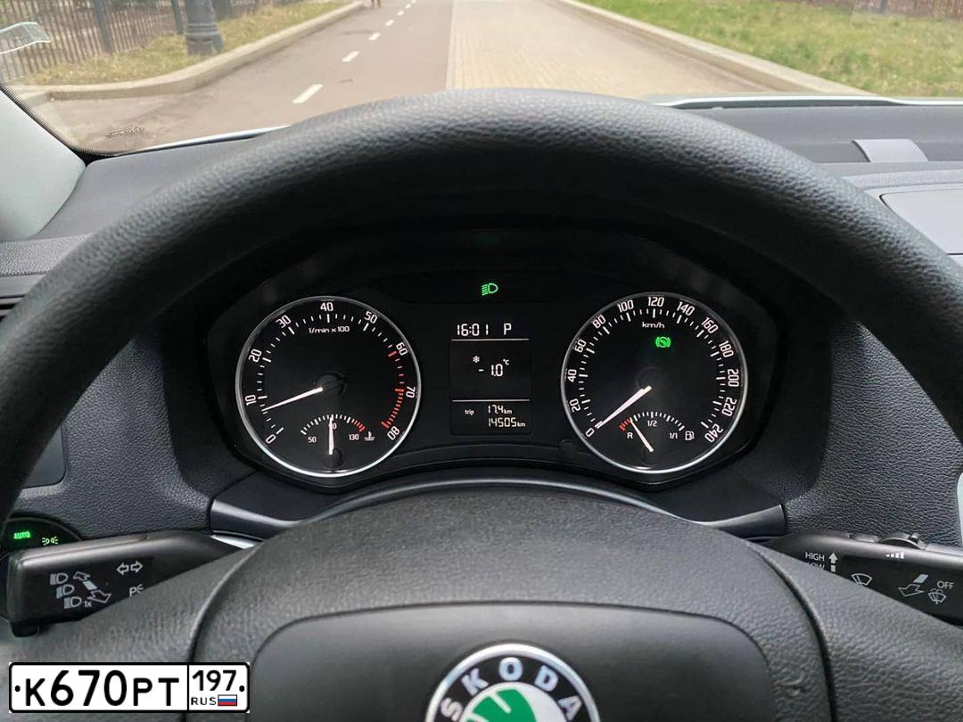 Фото автомобиля SKODA OCTAVIA, 2011 — госномер Е120ТМ790. Цвет: СЕРЫЙ