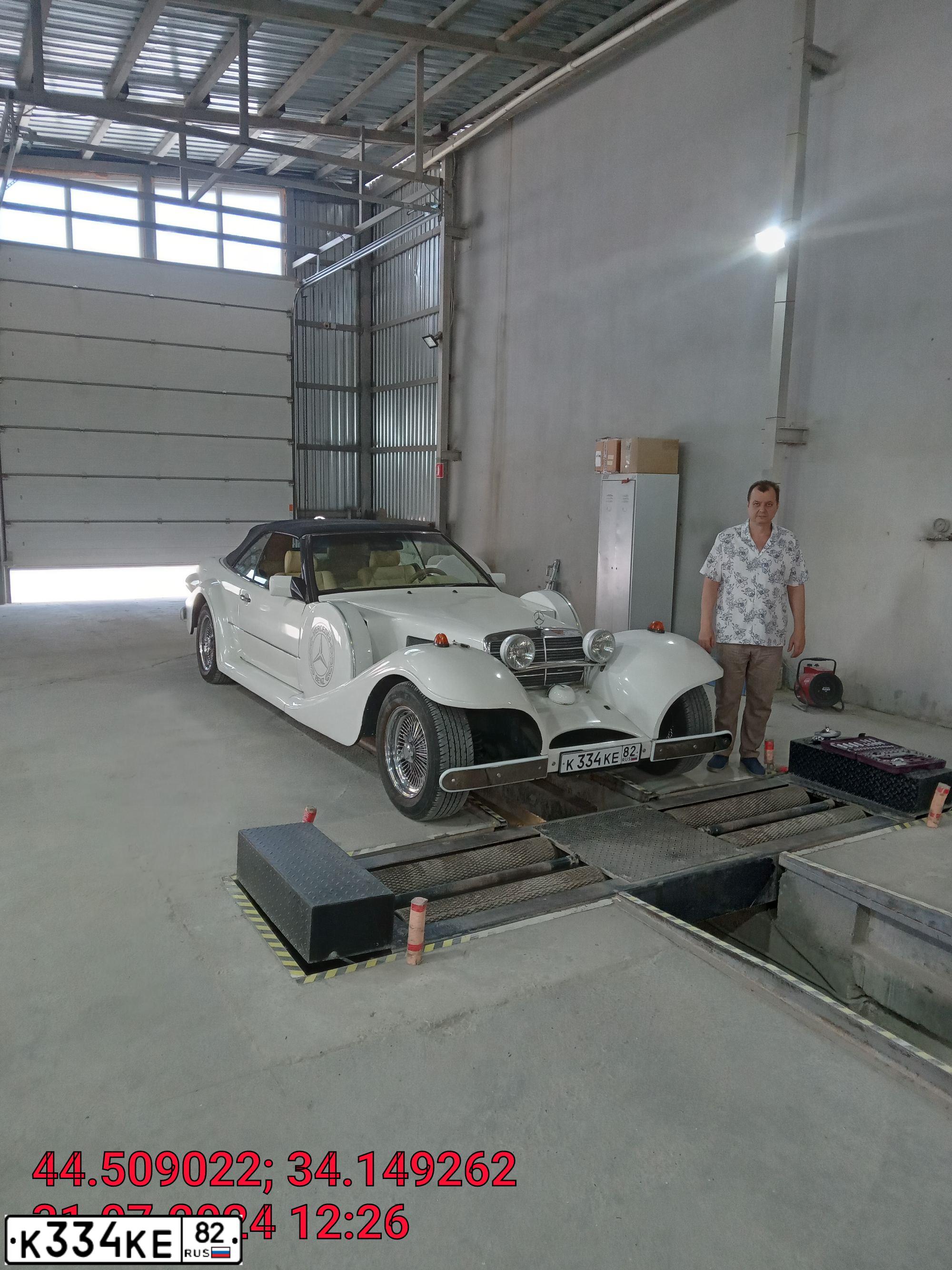 Фото автомобиля МЕРСЕДЕС-БЕНЦ 320 Е, 1994 — госномер Е564ОК51. Цвет: Белый