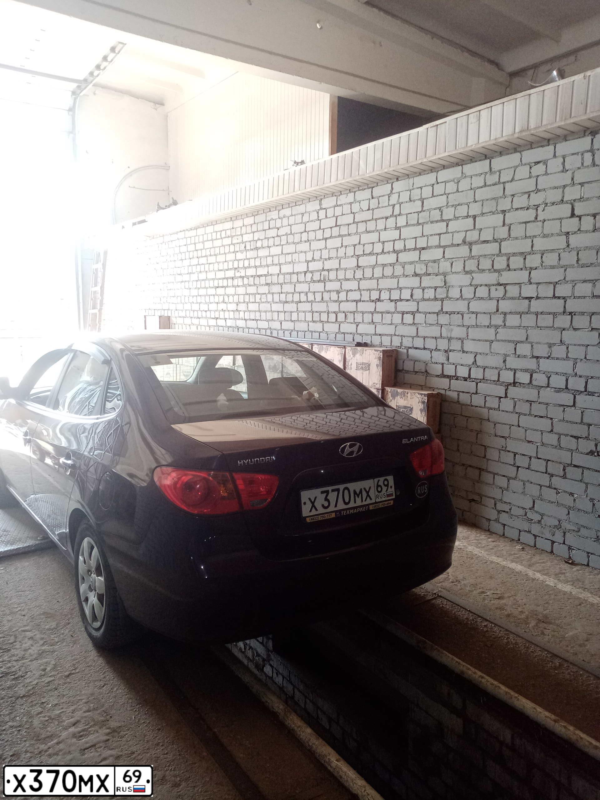 Фото автомобиля HYUNDAI ELANTRA, 2008 — госномер Х370МХ69. Цвет: ВИШНЕВЫЙ
