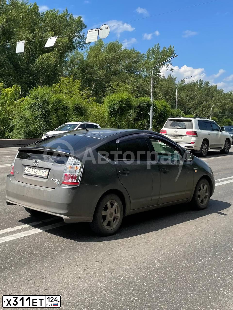 Фото автомобиля TOYOTA PRIUS, 2008 — госномер Х311ЕТ124. Цвет: ТЕМНО-СЕРЫЙ