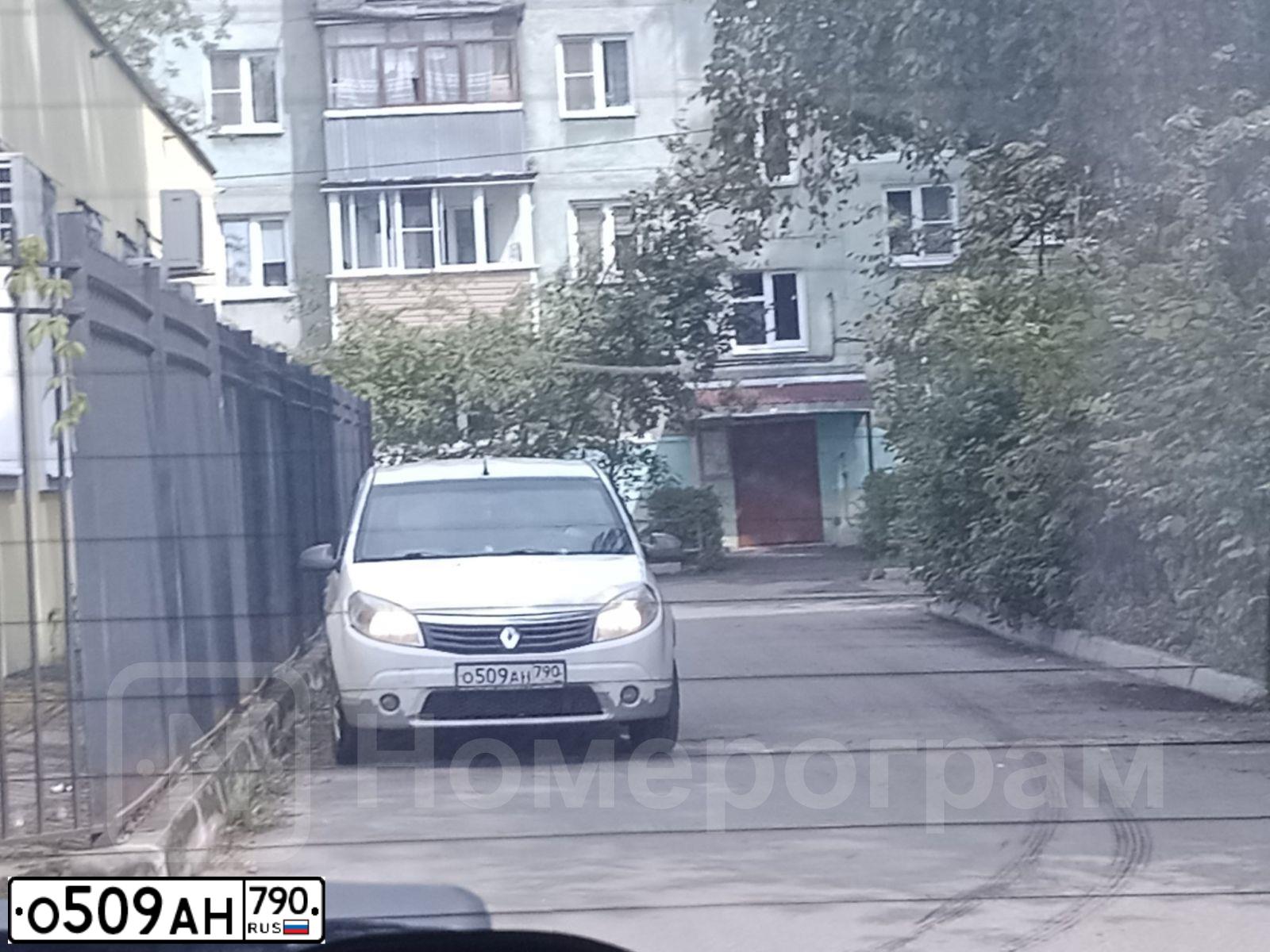 Фото автомобиля RENAULT SANDERO, 2011 — госномер О509АН790. Цвет: Белый