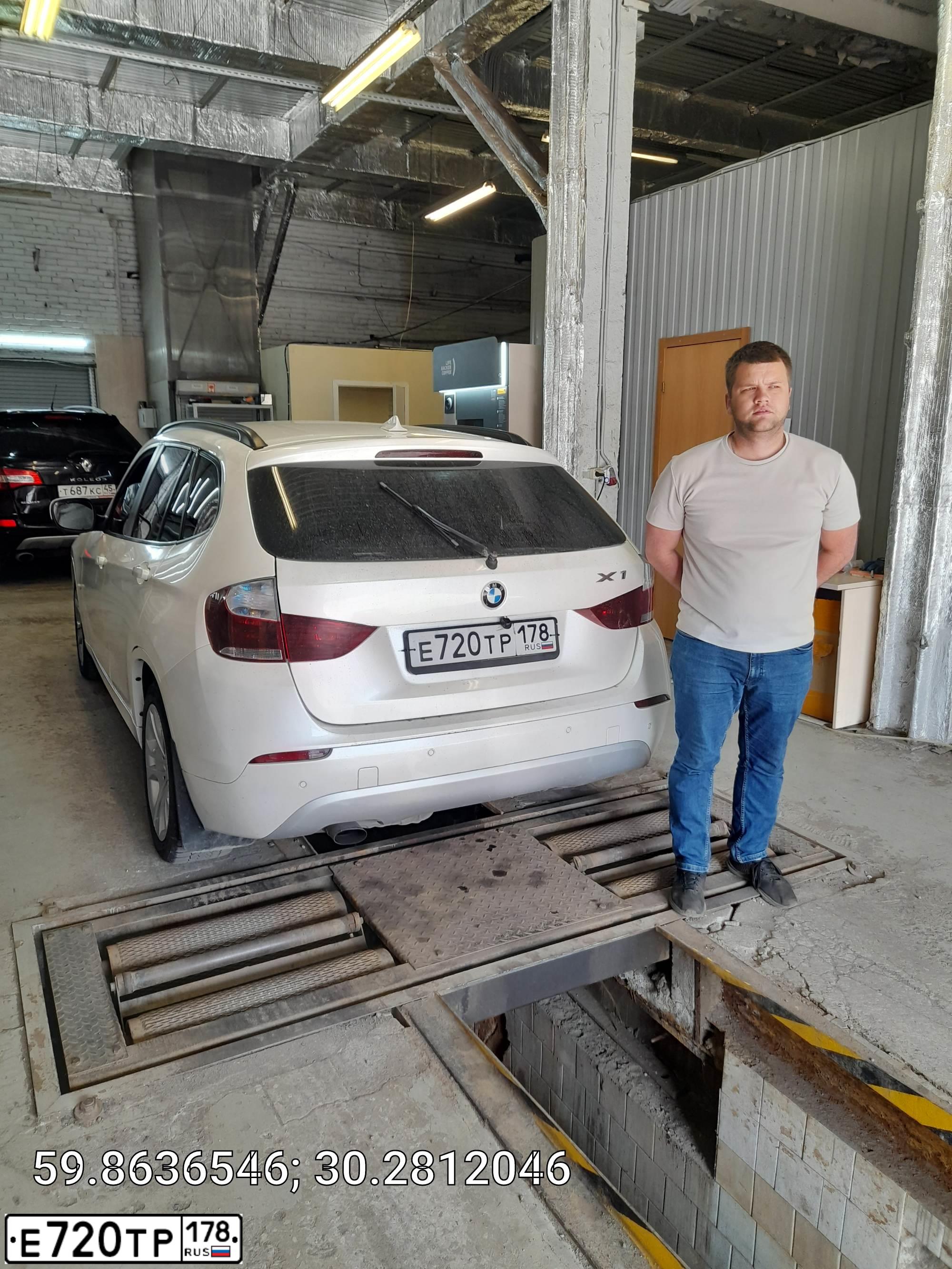 Фото автомобиля BMW X1, 2011 — госномер Е720ТР178. Цвет: Белый