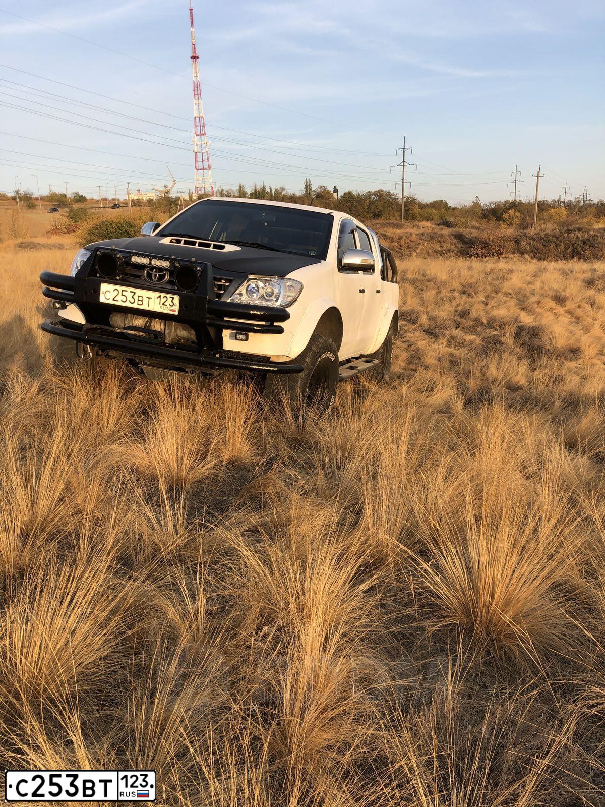 Фото автомобиля TOYOTA HILUX, 2011 — госномер Р955ЕН136. Цвет: Белый