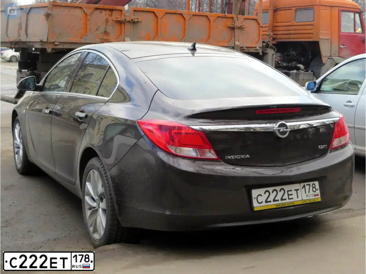 Фото автомобиля OPEL INSIGNIA, 2013 — госномер С222ЕТ178. Цвет: Коричневый