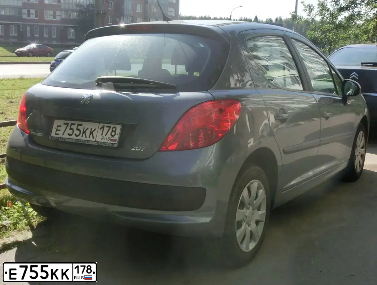 Фото автомобиля PEUGEOT 207, 2009 — госномер Е755КК178. Цвет: ТЕМНО-СЕРЫЙ