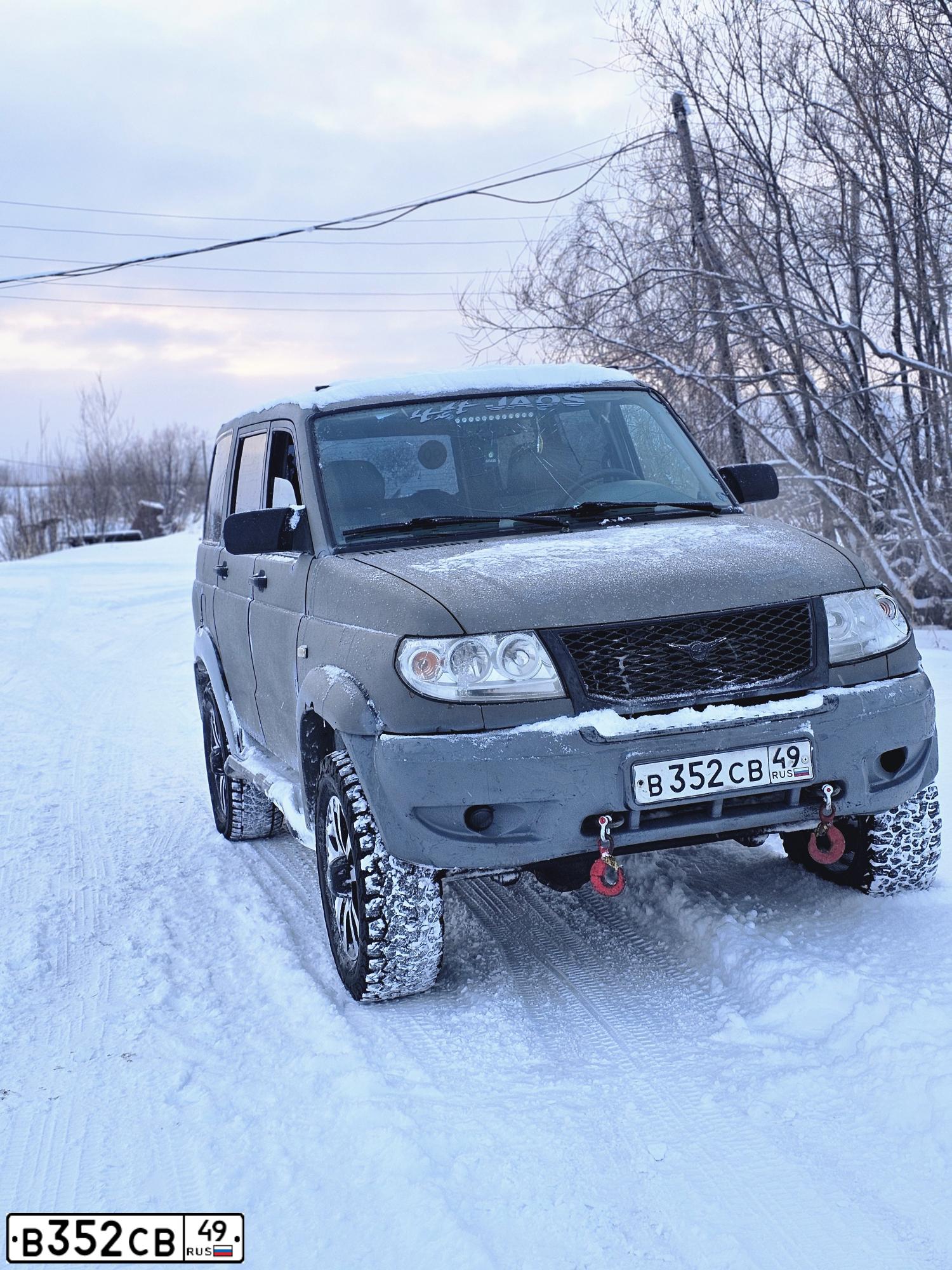 Фото автомобиля UAZ 3163 PATRIOT, 2011 — госномер В352СВ49. Цвет: Серый