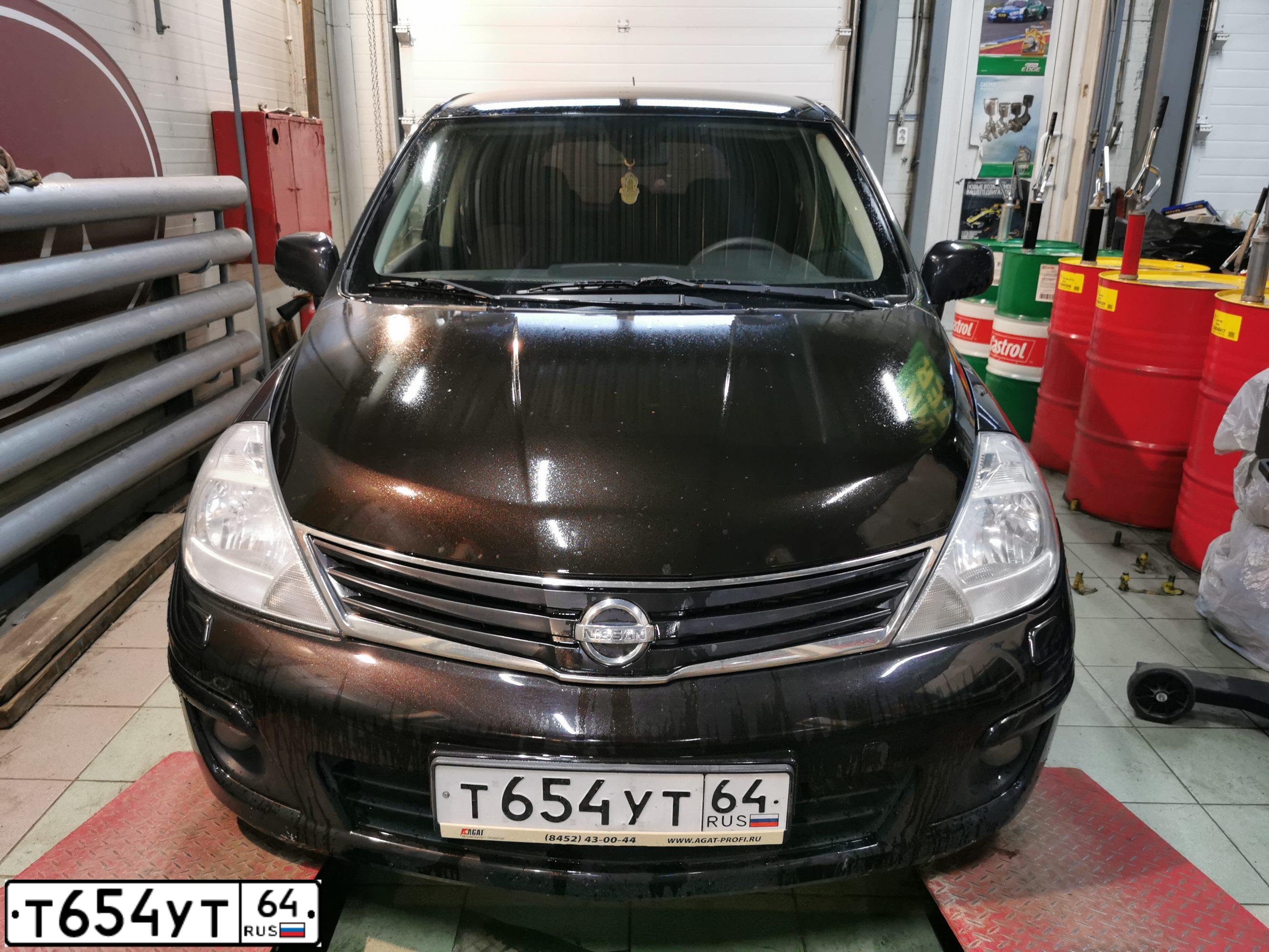 Фото автомобиля NISSAN TIIDA, 2010 — госномер Т654УТ64. Цвет: КОРИЧНЕВЫЙ