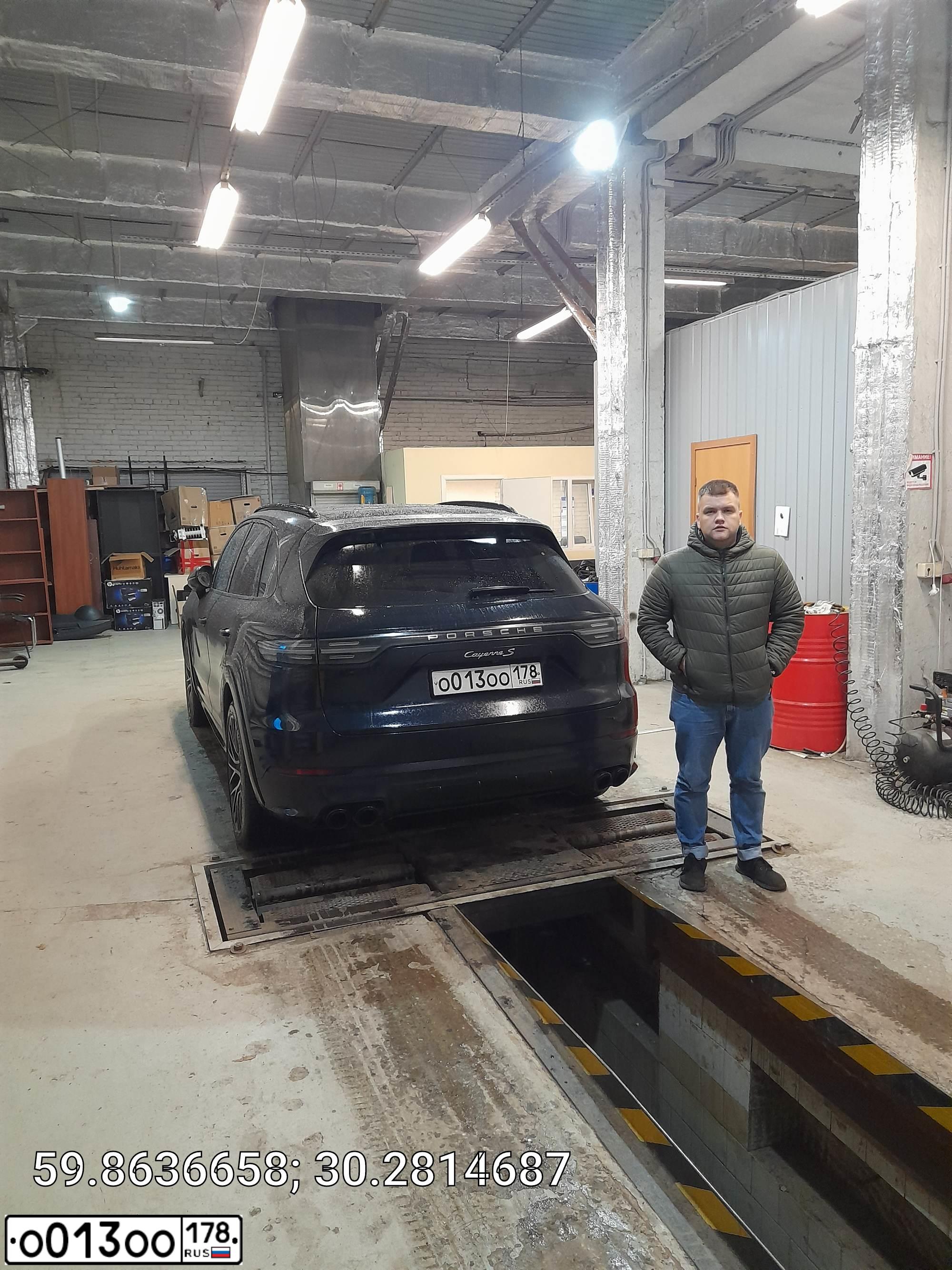 Фото автомобиля PORSCHE CAYENNE, 2019 — госномер О013ОО178. Цвет: синий