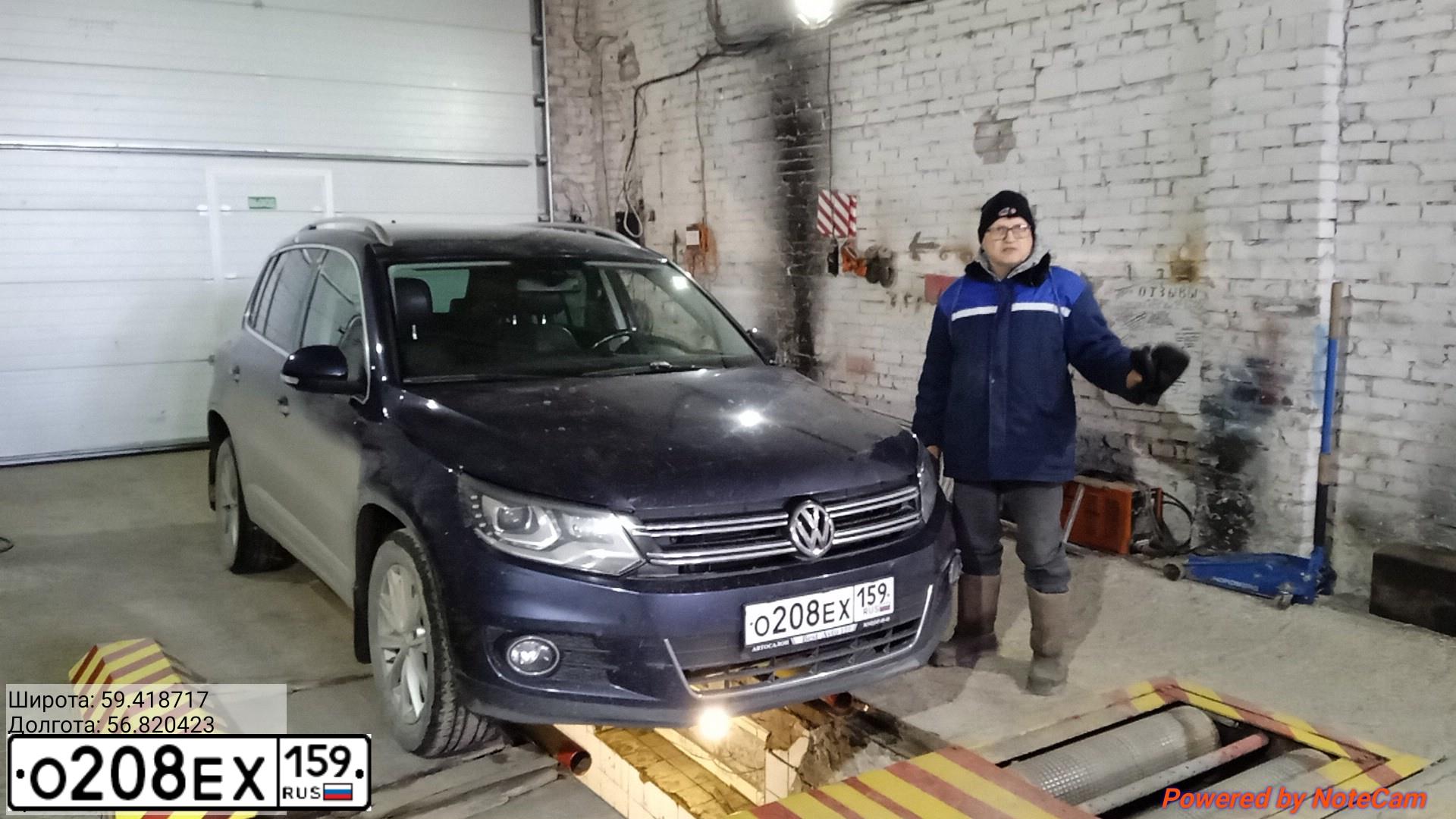 Фото автомобиля VOLKSWAGEN TIGUAN, 2012 — госномер Р280ЕА159. Цвет: Темно-синий