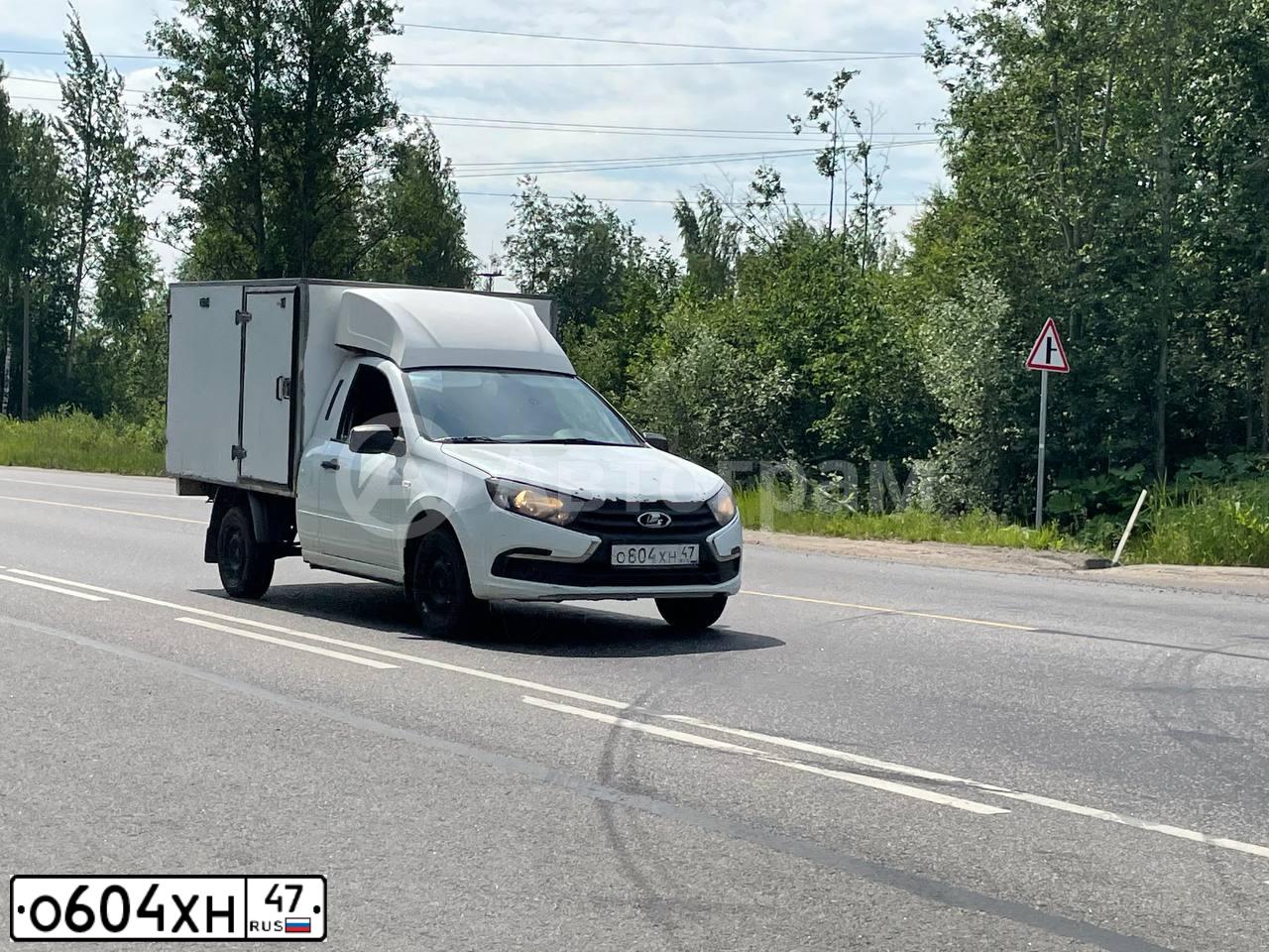 Фото автомобиля TOYOTA RAV4, 2018 — госномер О604ХН47. Цвет: Светло-коричневый металлик