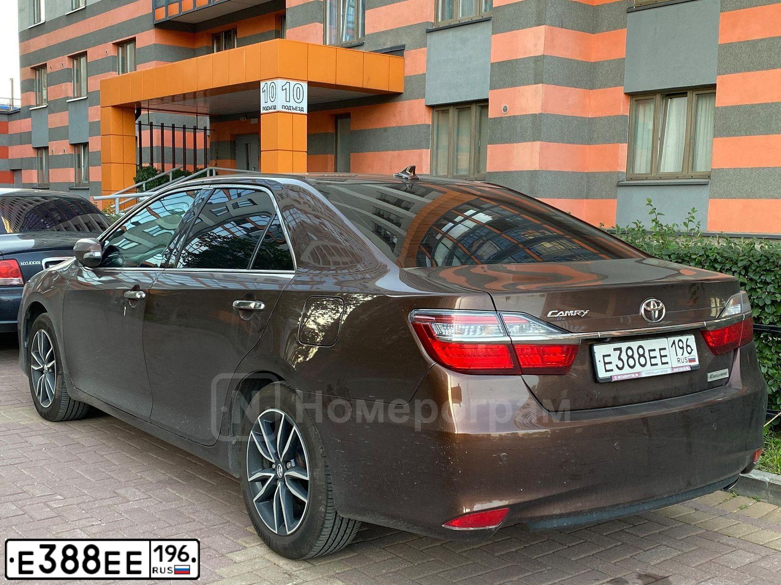 Фото автомобиля TOYOTA CAMRY, 2017 — госномер Е388ЕЕ196. Цвет: КОРИЧНЕВЫЙ