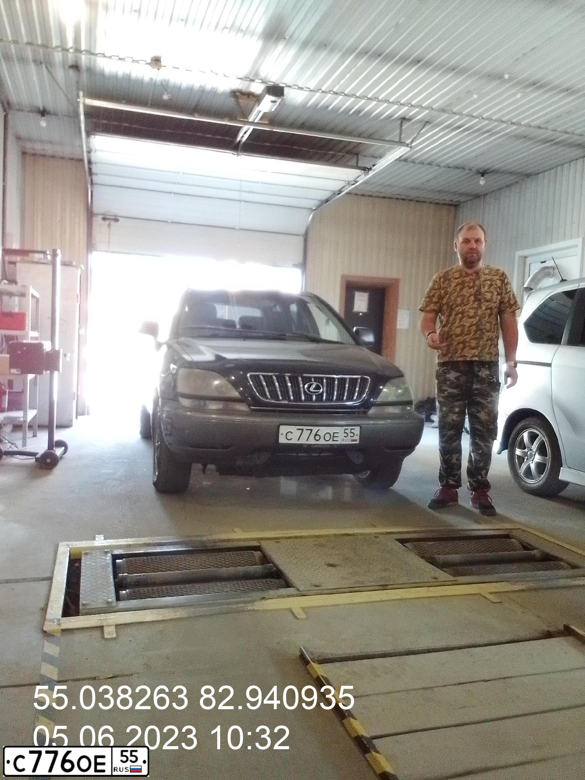 Фото автомобиля LEXUS RX300, 2001 — госномер О281ТА154. Цвет: ЧЕРНЫЙ