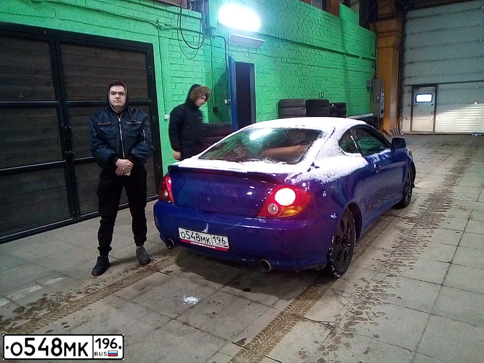 Фото автомобиля HYUNDAI /S-/COUPE / TUSCANI, 2002 — госномер О548МК196. Цвет: синий