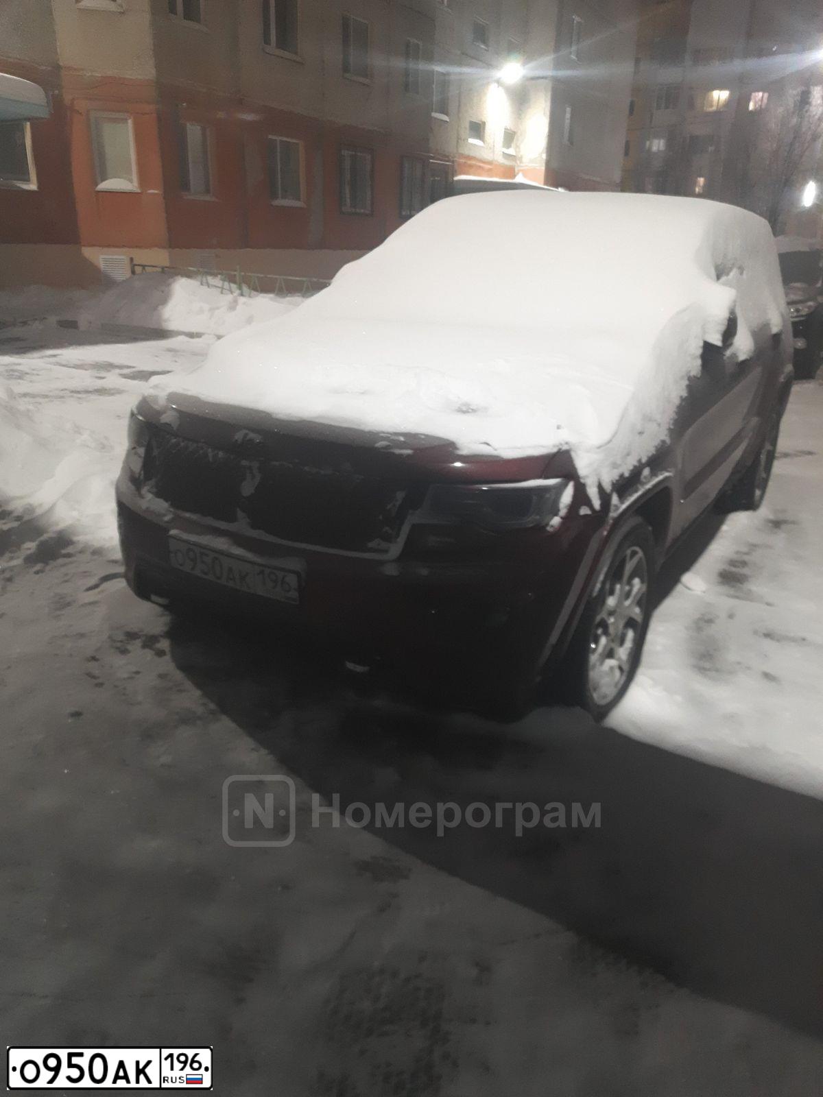 Фото автомобиля JEEP GRAND CHEROKEE, 2018 — госномер О950АК196. Цвет: ТЕМНО-КРАСНЫЙ
