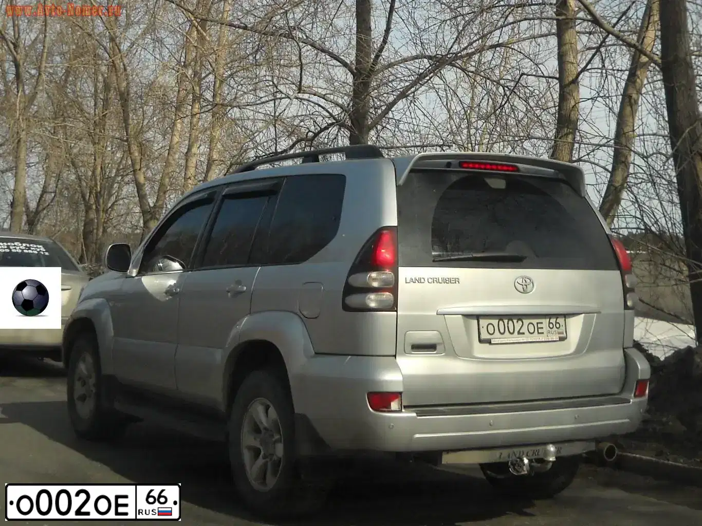 Фото автомобиля TOYOTA LANDCRUISER, 2005 — госномер О002ОЕ66. Цвет: ЧЕРНЫЙ