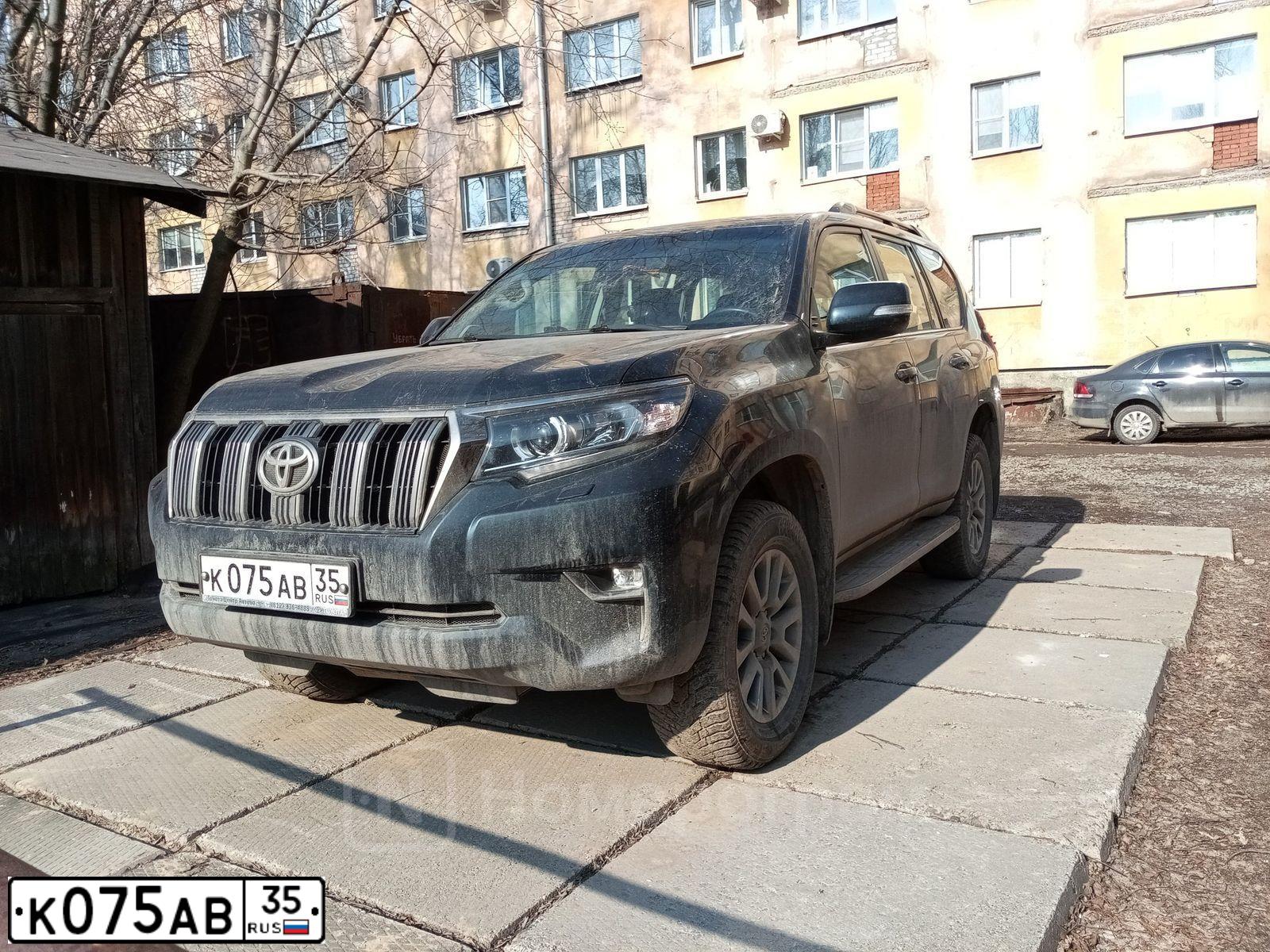 Фото автомобиля TOYOTA LANDCRUISER, 2017 — госномер К075АВ35. Цвет: ТЕМНО-СИНИЙ