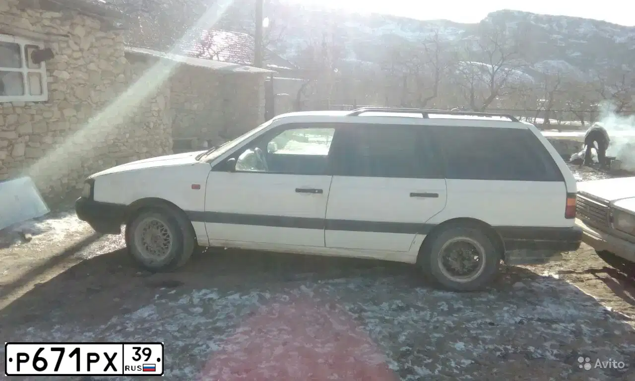 Фото автомобиля VOLKSWAGEN PASSAT, 1989 — госномер Р671РХ39. Цвет: Белый