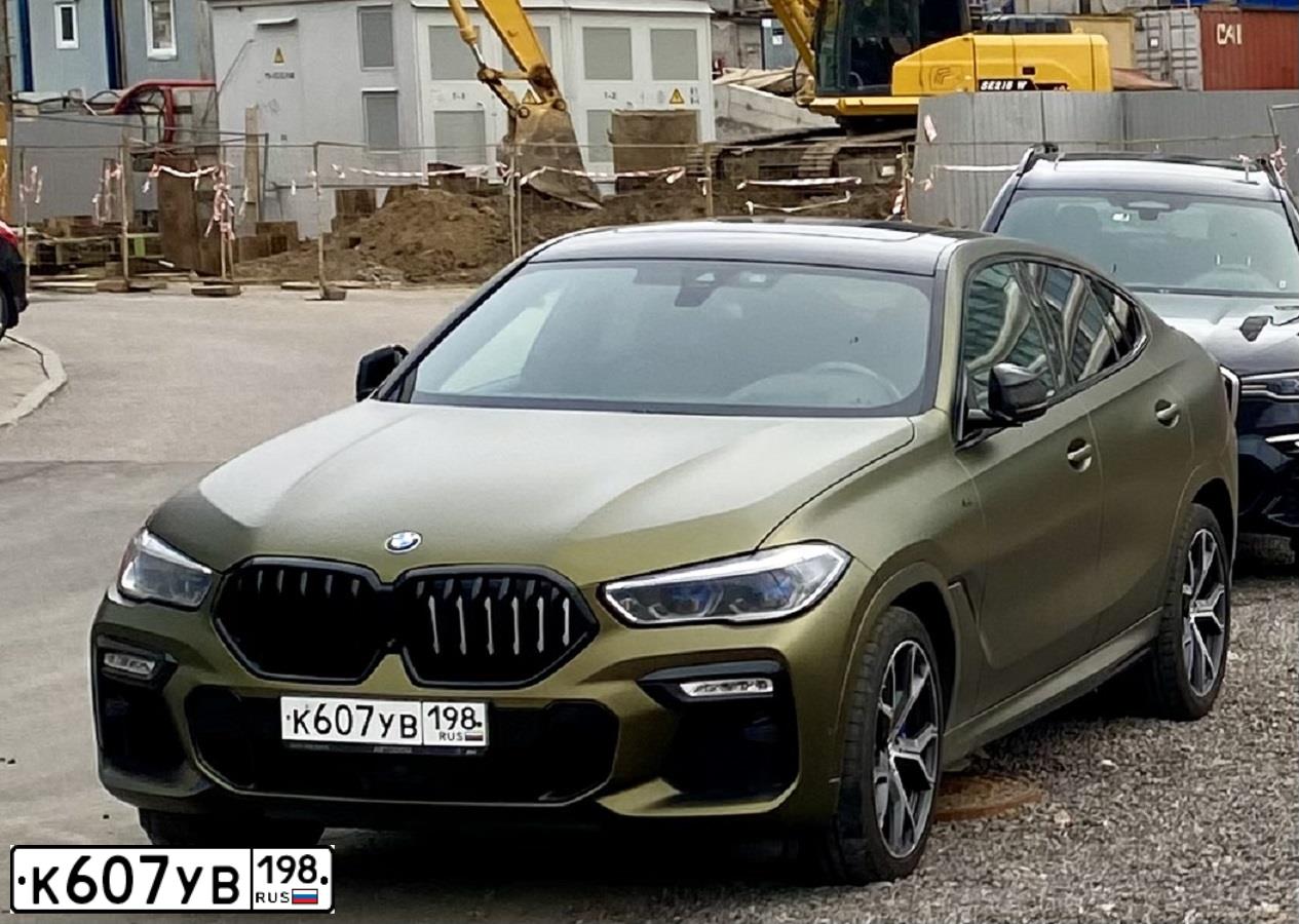Фото автомобиля BMW X6 XDRIVE40D, 2021 — госномер К607УВ198. Цвет: СЕРЫЙ
