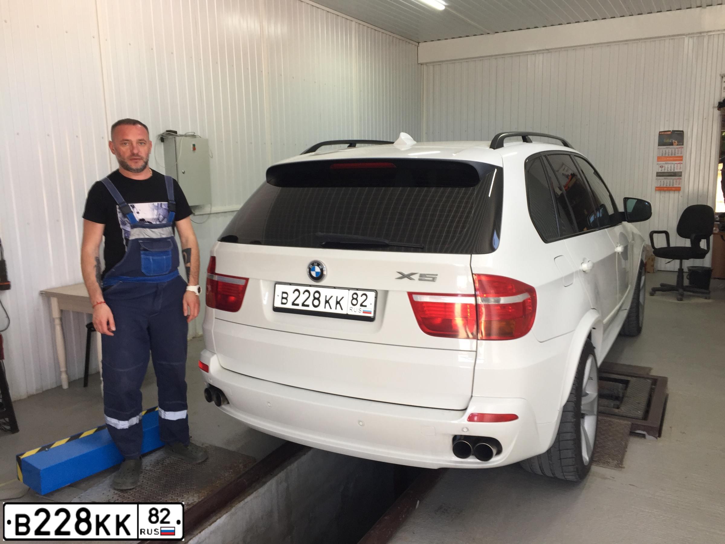 Фото автомобиля BMW X5, 2009 — госномер В777ОР82. Цвет: Белый