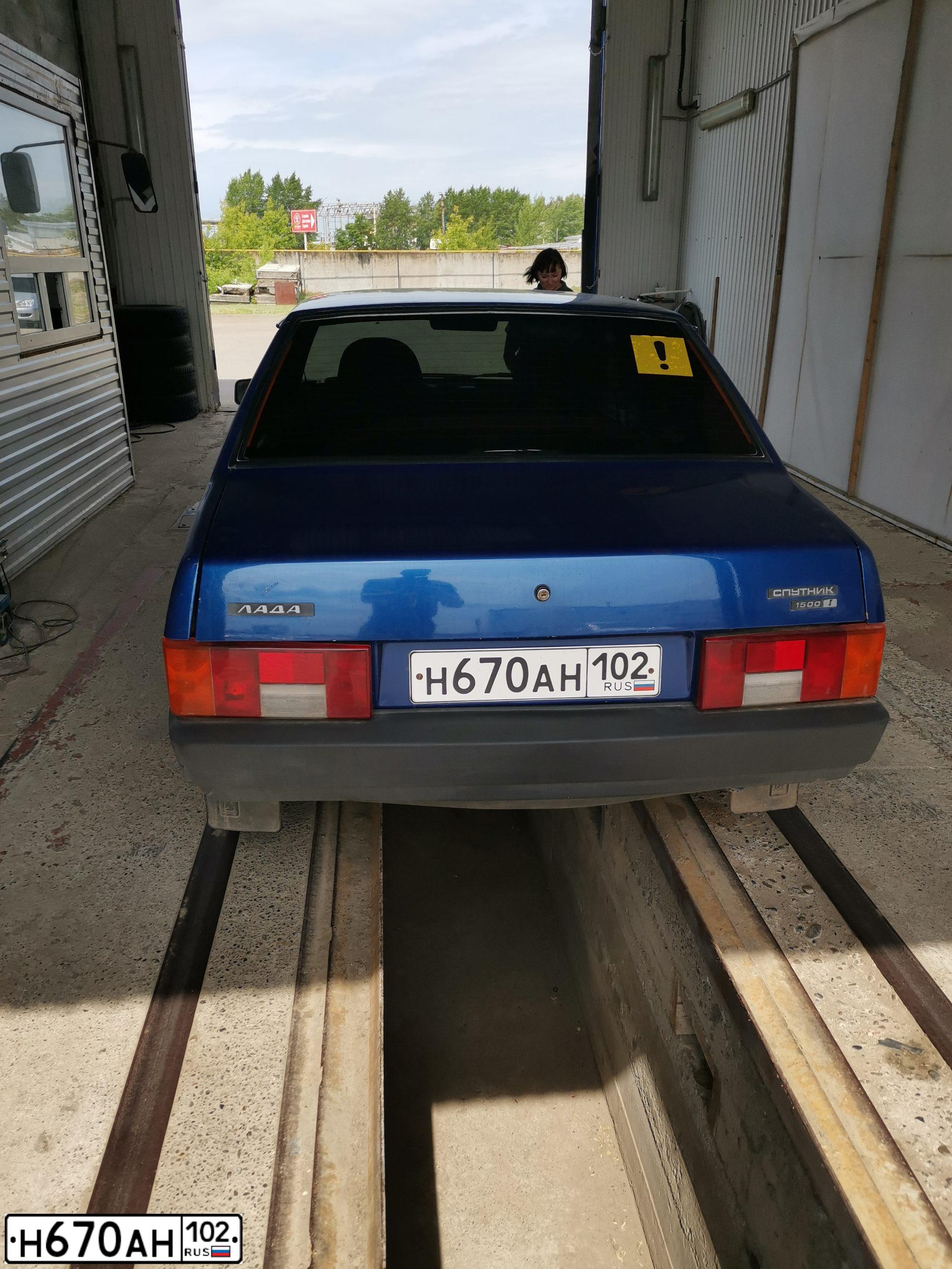 Фото автомобиля LADA 2109 SAMARA, 2003 — госномер Н670АН102. Цвет: СЕРЕБРИСТО-ЯРКО-СИНИЙ