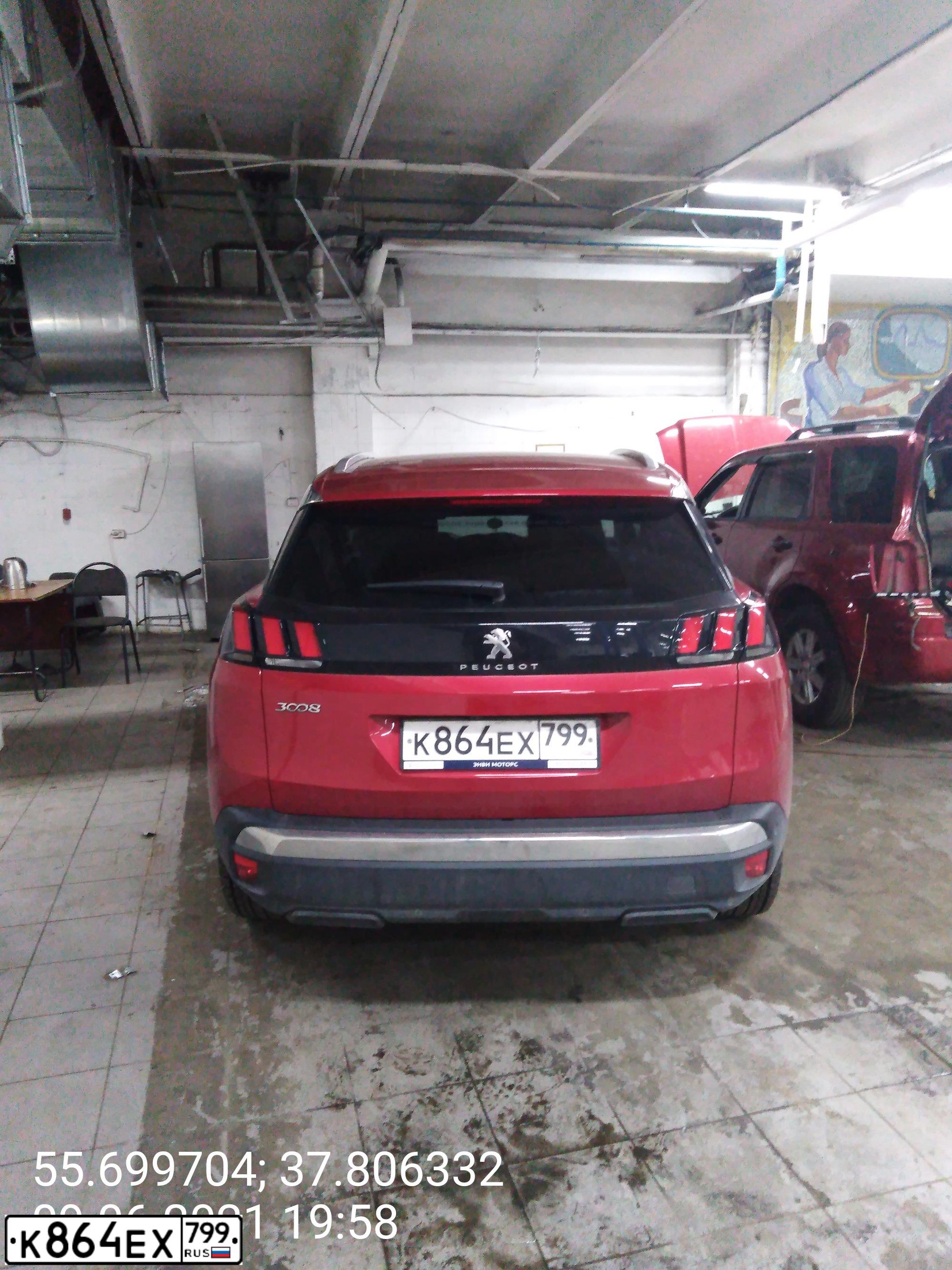 Фото автомобиля PEUGEOT 3008, 2017 — госномер К864ЕХ799. Цвет: КРАСНЫЙ