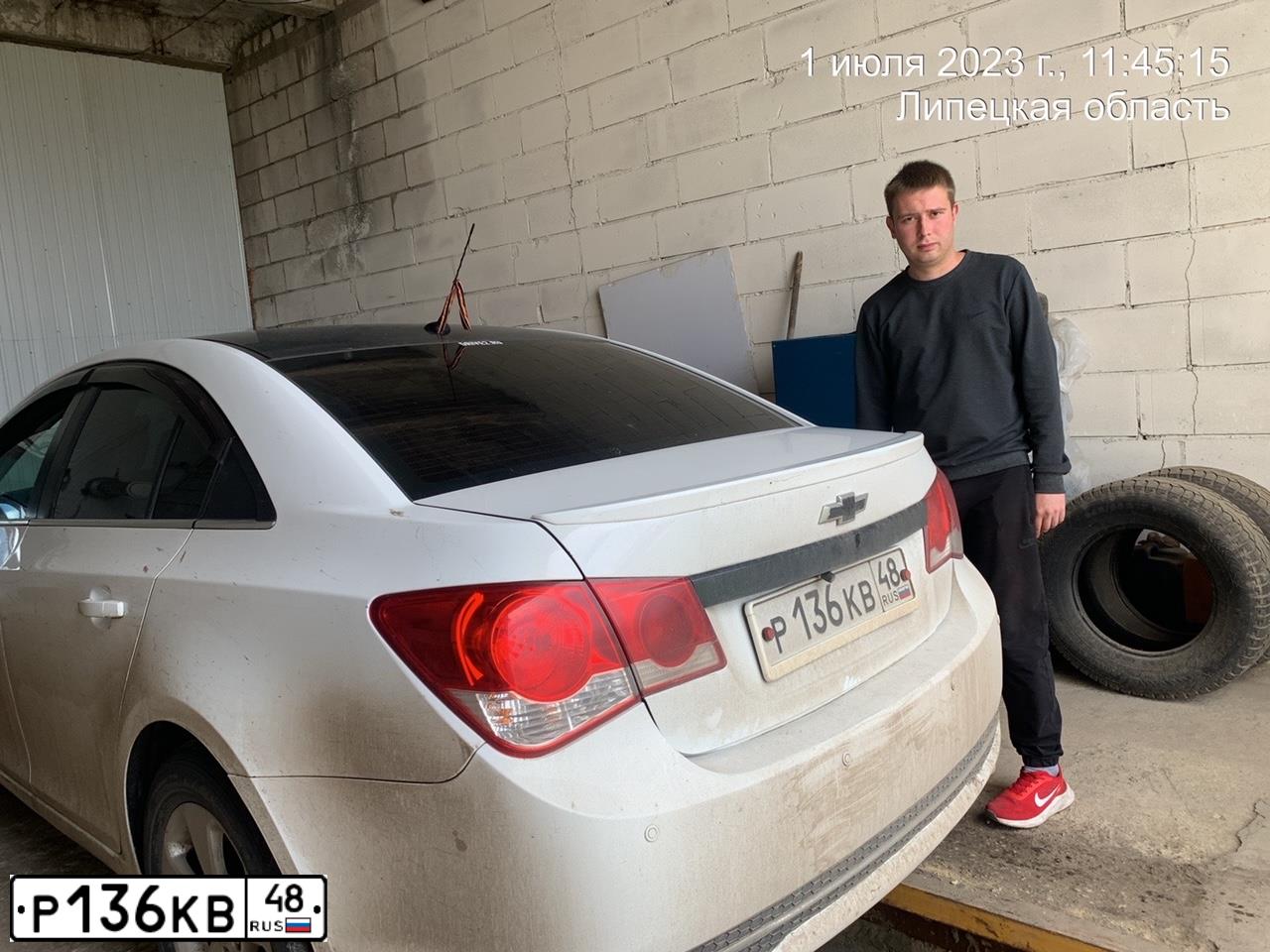 Фото автомобиля CHEVROLET CRUZE, 2011 — госномер Р136КВ48. Цвет: Белый