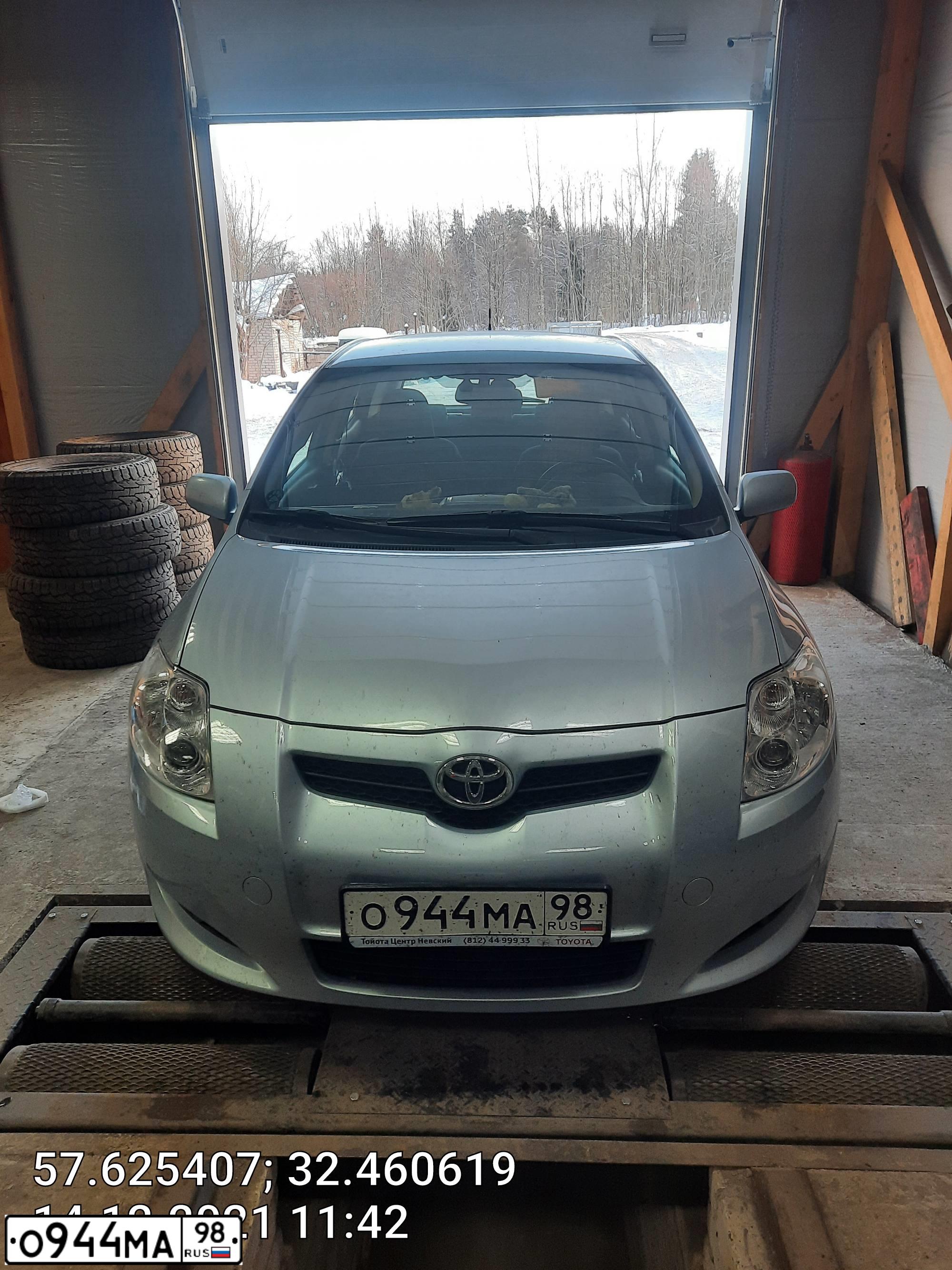 Фото автомобиля TOYOTA AURIS, 2009 — госномер О944МА98. Цвет: СВЕТЛО-ГОЛУБОЙ