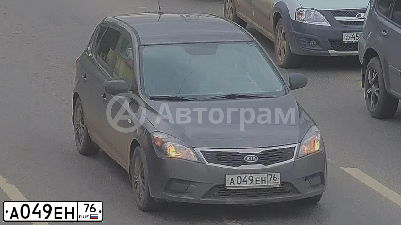 Фото автомобиля KIA CEE'D, 2012 — госномер А049ЕН76. Цвет: СЕРЫЙ