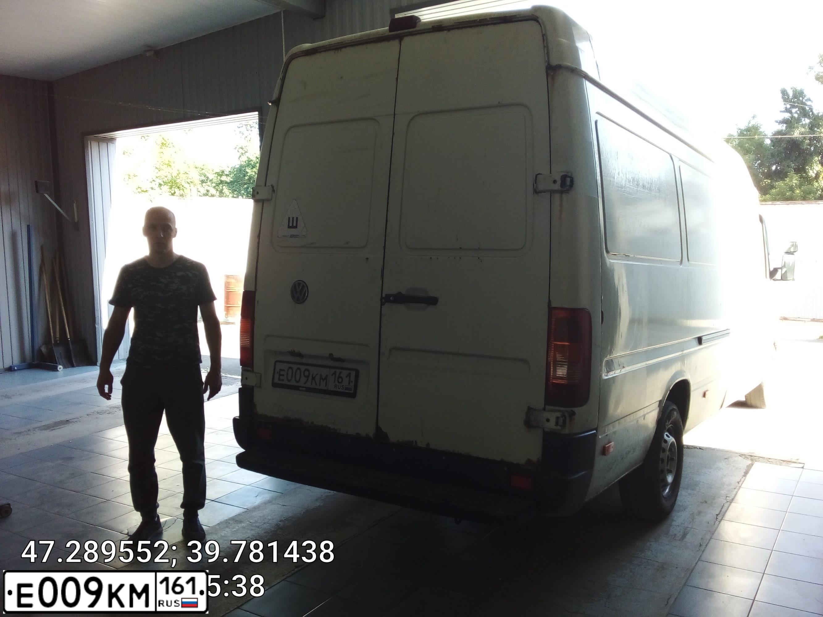 Фото автомобиля VOLKSWAGEN LT, 2005 — госномер Е009КМ161. Цвет: Белый